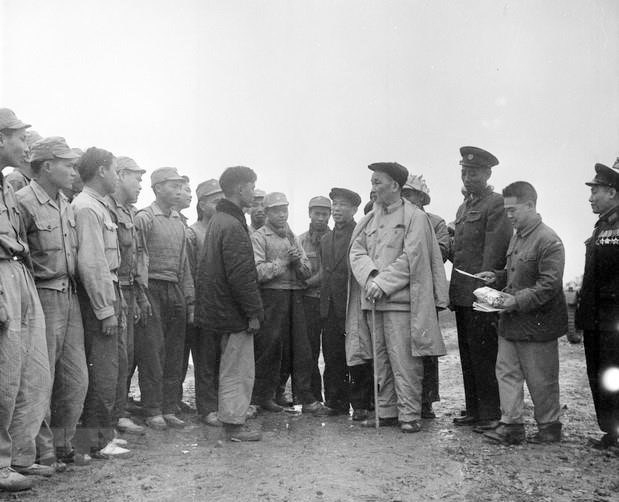 Hồ Chí Minh hỏi thăm người dân