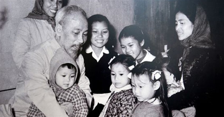 Chùm ảnh Bác Hồ với các cháu thiếu nhi và nhân dân đẹp