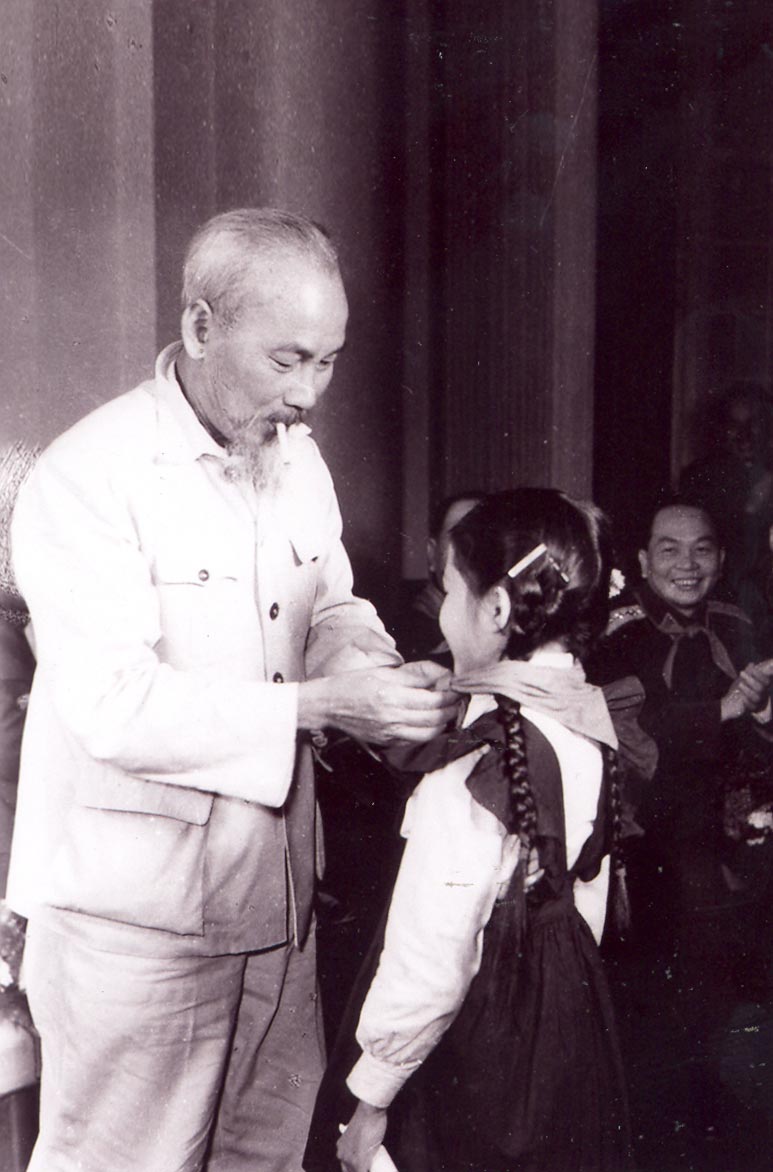 Bác Hồ quàng khăn cho thiếu nhi