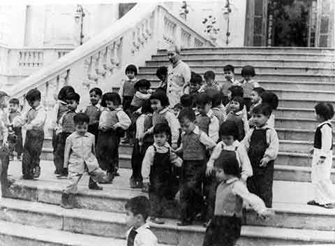 Bác Hồ bên các cháu nhỏ 