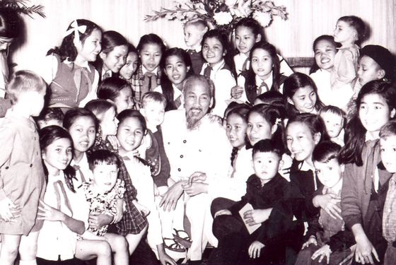 Ảnh Bác Hồ với thiếu nhi