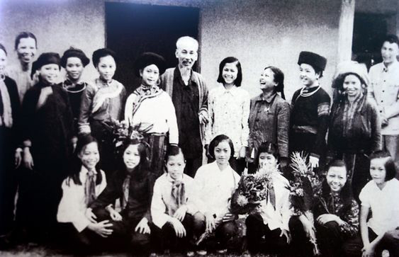 Bác Hồ chụp ảnh với nhi đồng