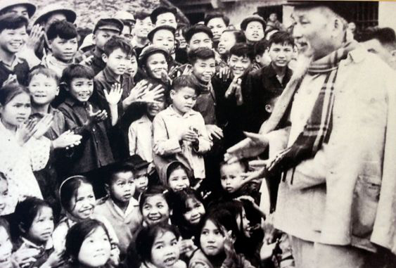 Hình ảnh Bác Hồ bên cạnh các cháu nhi đồng Việt Nam Hình ảnh Bác Hồ bên cạnh các cháu nhi đồng Việt Nam