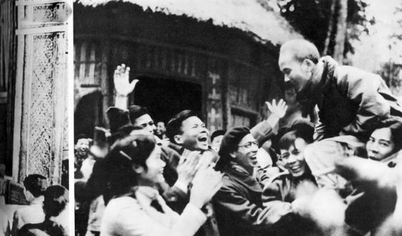 Hình ảnh Bác Hồ bên cạnh người dân Việt Nam Hình ảnh Bác Hồ bên cạnh người dân Việt Nam