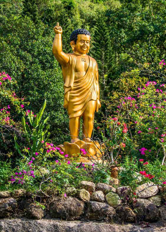 Tượng Phật Đản Sanh được đặt bên ngoài Tượng Phật Đản Sanh được đặt bên ngoài