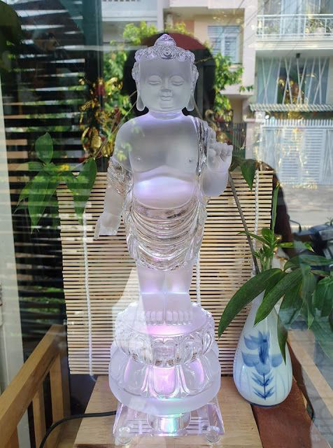Tượng Phật Đản Sanh được thiết kế trong suốt Tượng Phật Đản Sanh được thiết kế trong suốt