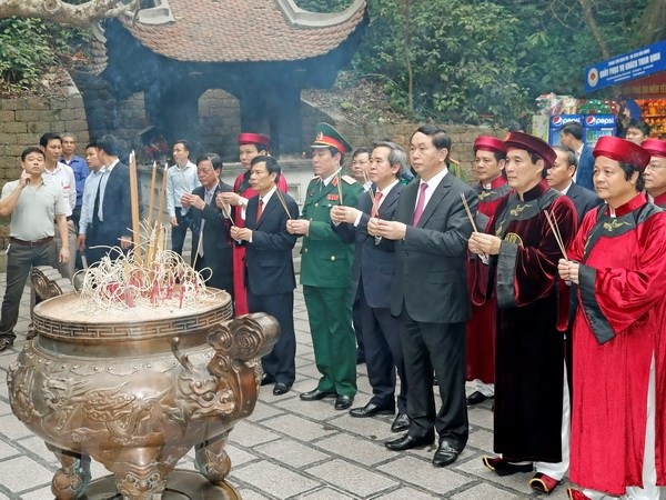 Hình ảnh dâng hương vua Hùng