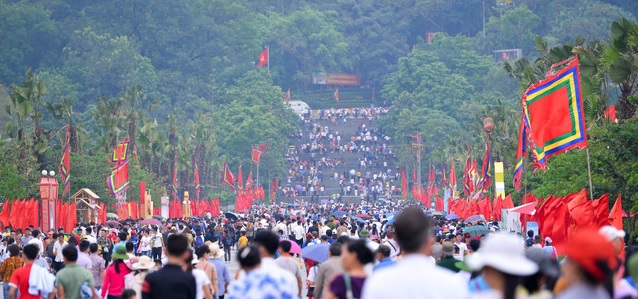 Ảnh người dân về lễ giỗ Tổ Hùng Vương