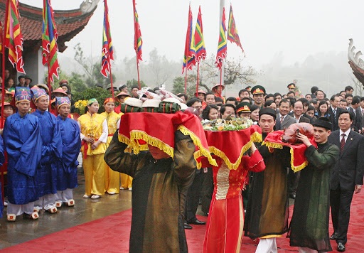Hình ảnh dâng lễ vật lên vua Hùng