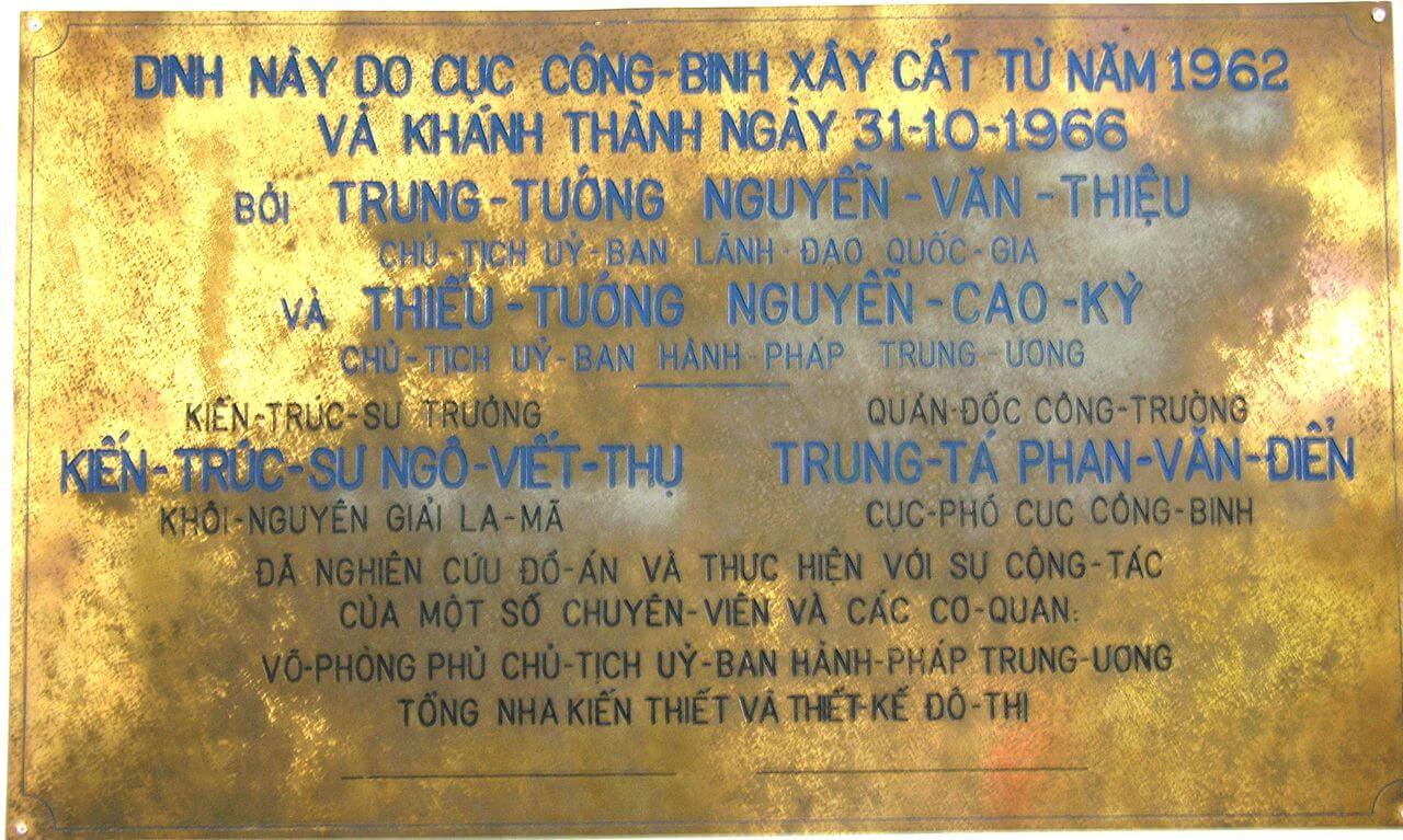 Bia kỷ niệm ngày khánh thành Dinh Độc Lập được xây dựng lại vào năm 1962