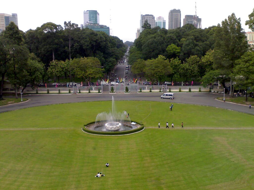 Khuôn viên Dinh Độc Lập nhìn từ tầng 4 xuống