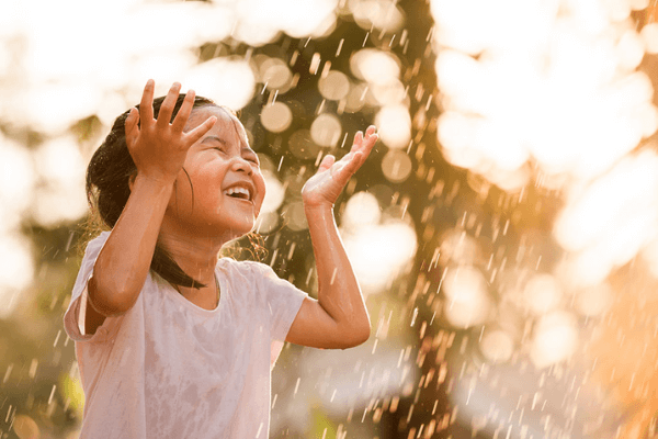 Nụ cười của bé trong ngày Trẻ em là món quà vô giá đối với bậc làm cha làm mẹ Nụ cười của bé trong ngày Trẻ em là món quà vô giá đối với bậc làm cha làm mẹ