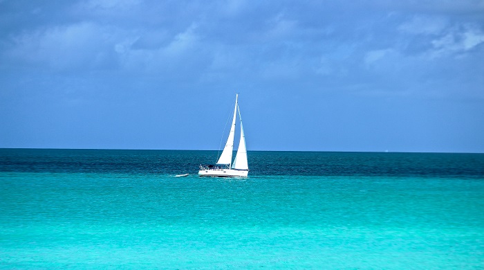 Hình ảnh biển đẹp có thuyền buồm