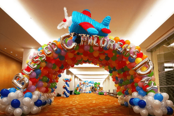 Phông nền quốc tế Thiếu nhi bóng bay hình vòm cực đẹp