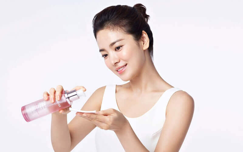 Nên sử dụng nước hoa hồng tẩy trang và dưỡng da hằng ngày để có được làn da trắng mịn, sạch mụn