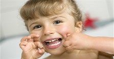 Cách dùng chỉ nha khoa đúng cách để bảo vệ răng, nướu