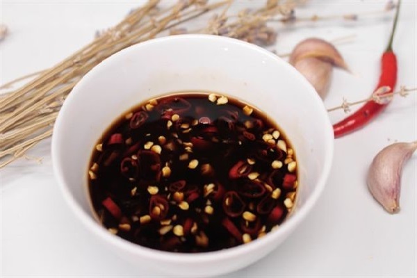 Cách pha nước chấm vịt quay, vịt luộc với xì dầu tỏi ớt