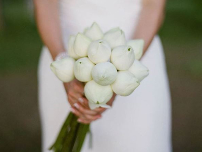 Hoa sen cưới có ý nghĩa gì? Cách bó hoa sen cầm tay cô dâu đẹp, đơn giản