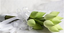 Hoa sen cưới có ý nghĩa gì? Cách bó hoa sen cầm tay cô dâu đẹp, đơn giản