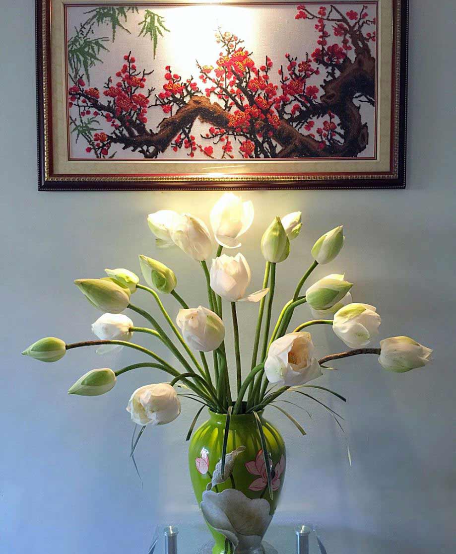 Bình hoa sen trắng 1