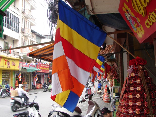 Treo cờ Phật là một trong những nghi thức của lễ Phật Đản