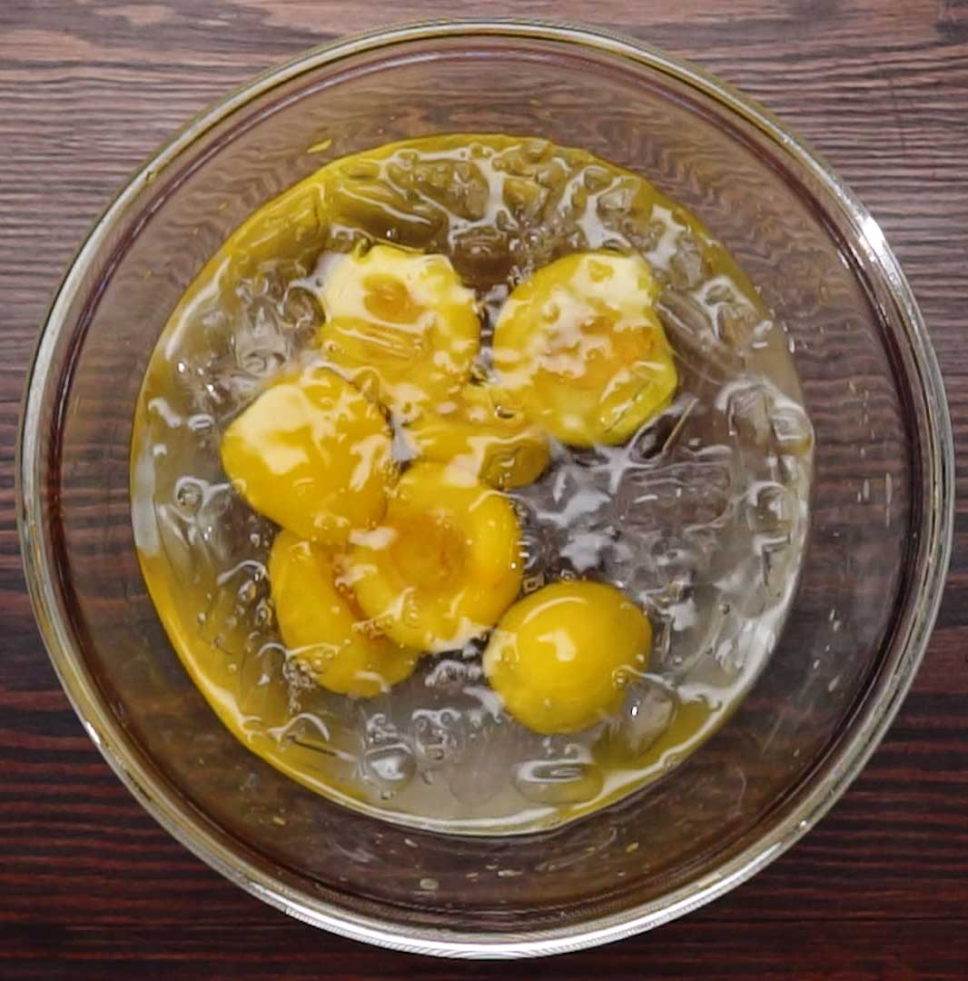 Nấu nước đường phèn ngâm đào