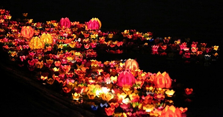 Lễ thả hoa đăng trong ngày Vu lan mang ý nghĩa cầu siêu cho người đã khuất