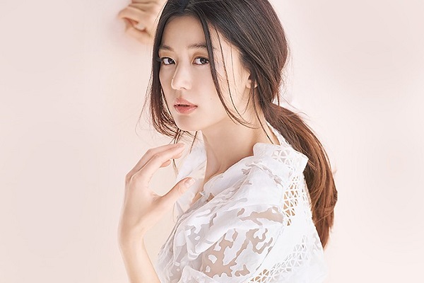 Cách cột tóc cho người trán cao đẹp, đơn giản nhất Cách cột tóc cho người trán cao đẹp, đơn giản nhất