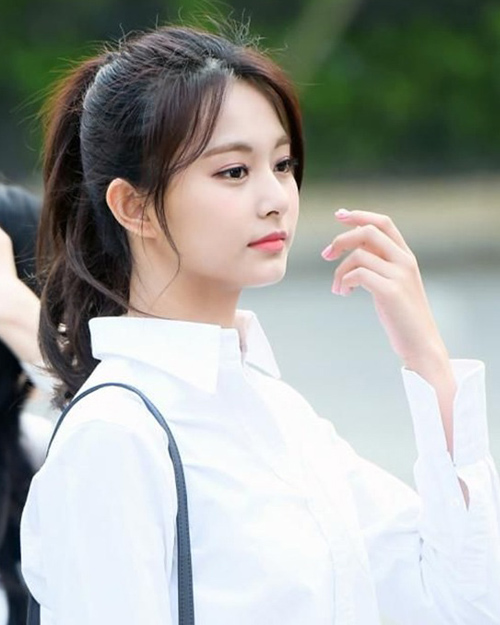 Kiểu mái dài Hàn Quốc buộc tóc 2 Kiểu mái dài Hàn Quốc buộc tóc 2