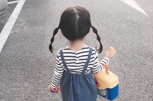 Một số mẫu buộc tóc đẹp cho bé gái ít tuổi