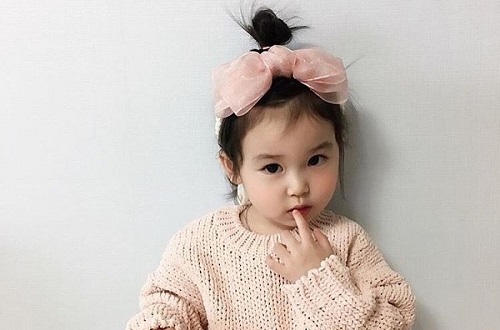 Một số mẫu buộc tóc đẹp cho bé gái ít tuổi