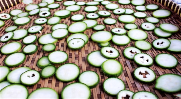 Xếp bí đao ra rổ, mâm