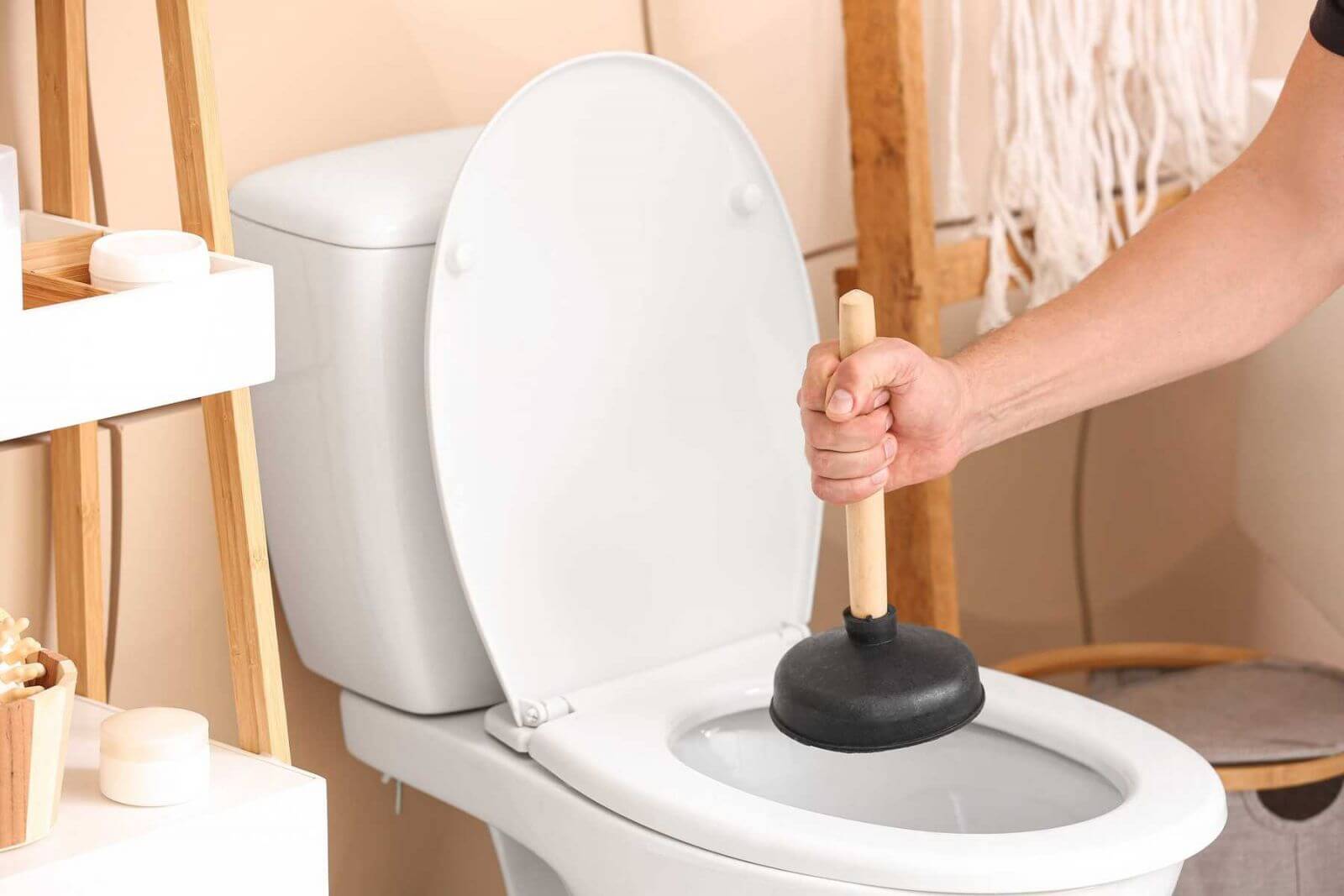 Xử lý bồn cầu thoát nước chậm bằng pi-tong cao su