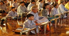 Nghe tụng kinh Vu Lan báo hiếu cha mẹ rằm tháng 7