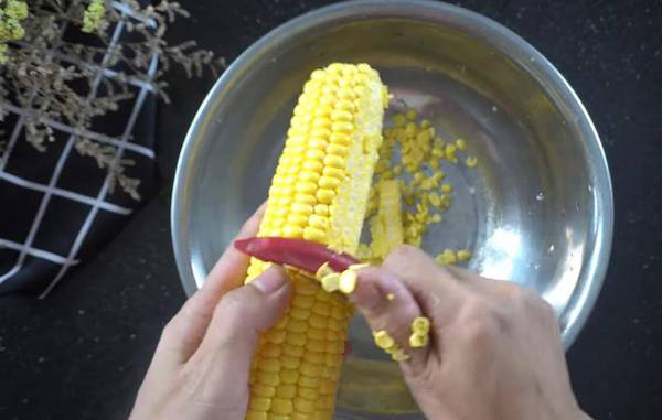 Sơ chế nguyên liệu làm chả bắp chay