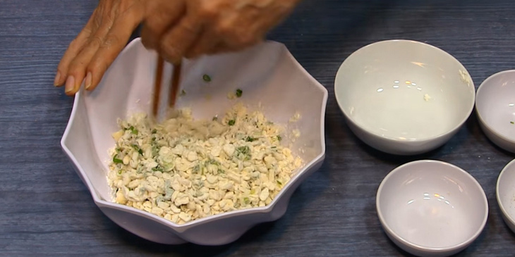 Trộn nguyên liệu làm chả bắp chay