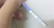 Que thử thai 1 vạch đậm 1 vạch mờ là sao? Có thai không?
