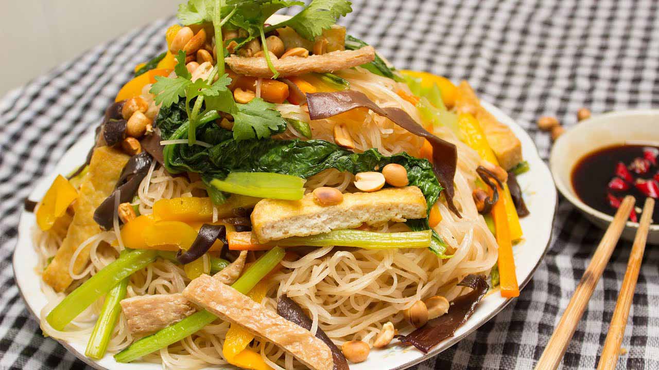 Hướng dẫn cách làm hủ tiếu xào chay cực đơn giản