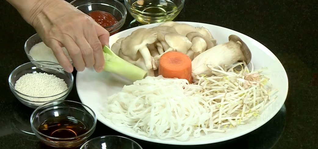 Nguyên liệu làm hủ tiếu xào chay