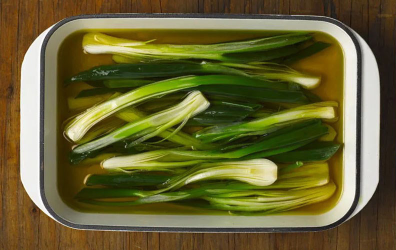 Ngâm hành lá trong dầu