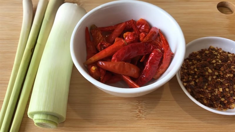 Cách làm sa tế chay từ ớt khô, tỏi tây và sả đơn giản tại nhà