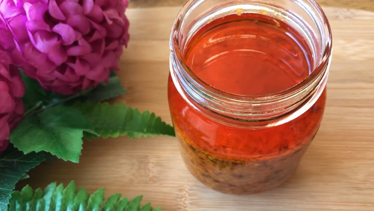 Cách làm sa tế chay từ ớt khô, tỏi tây và sả đơn giản tại nhà