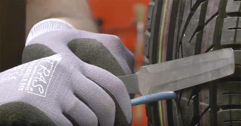 Cách vá lốp xe ô tô không săm