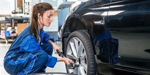 Hướng dẫn cứu hộ lốp ô tô cơ bản: Cách thay lốp, bơm lốp, vá lốp xe ô tô