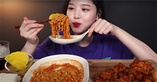 Mukbang là gì? Vì sao những video ăn mukbang thu hút được nhiều lượt xem?