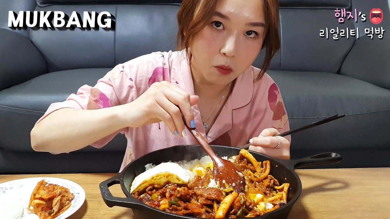 Vì sao những video ăn mukbang thu hút được nhiều lượt xem? Vì sao những video ăn mukbang thu hút được nhiều lượt xem?