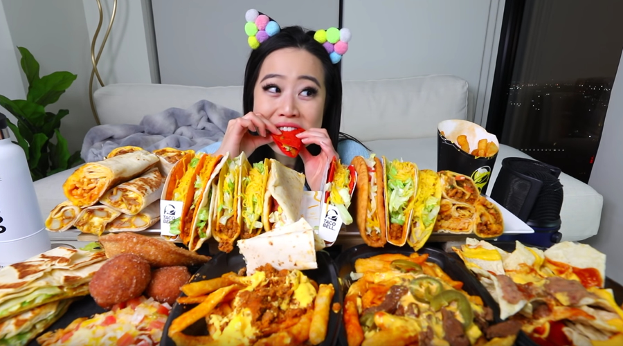 Vì sao những video ăn mukbang thu hút được nhiều lượt xem? Vì sao những video ăn mukbang thu hút được nhiều lượt xem?