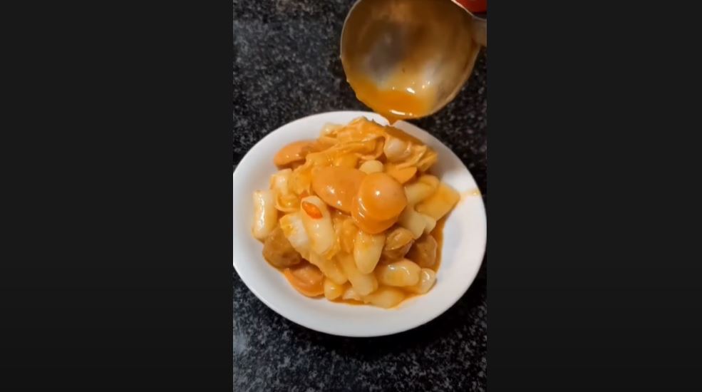 Cách làm bánh gạo tokbokki từ cơm nguội cực đơn giản tại nhà