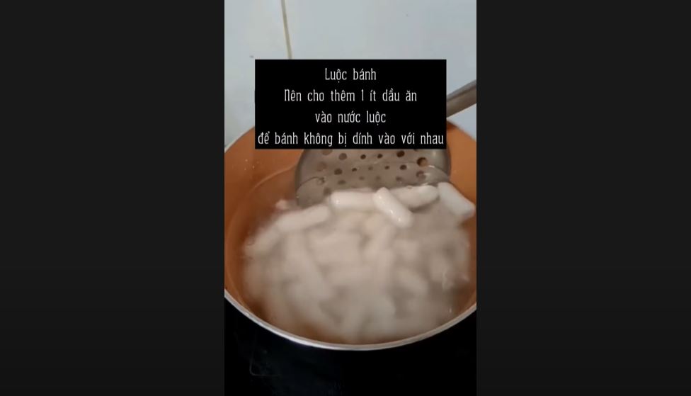 Cách làm bánh gạo tokbokki từ cơm nguội cực đơn giản tại nhà
