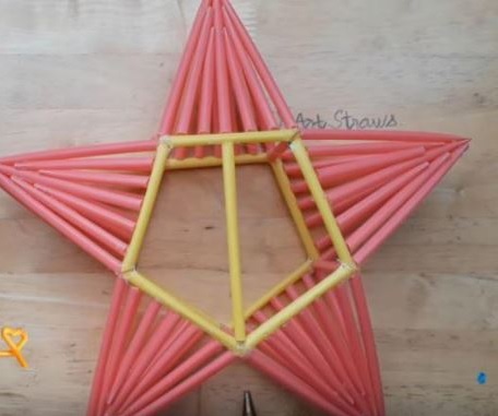 Dùng kéo cắt 5 đoạn ống nhỏ có chiều dài 6m và gắn 5 đoạn ống hút vào 5 vị trí